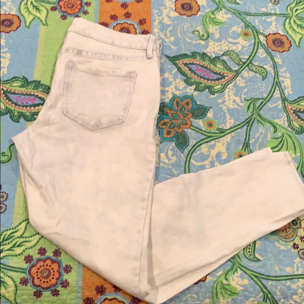 Women’s white acid wash Capri jeans